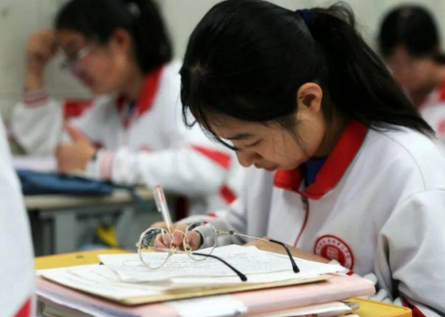 双减要有效减轻义务教育阶段学生过重作业和校外训练