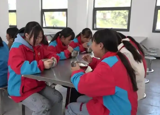 营造了和谐校园文化氛围还能引导学生从小培育积极健康兴趣爱好