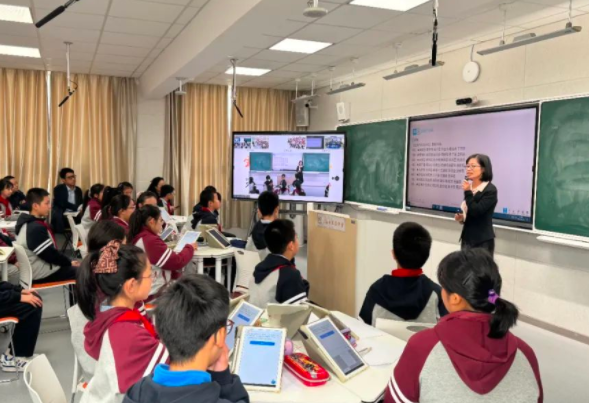 作为教育的辅助东西但绝不应该替代教师在教育中的中心位置 作为教育的辅助东西但绝不应该替代教师在教育中的中心位置