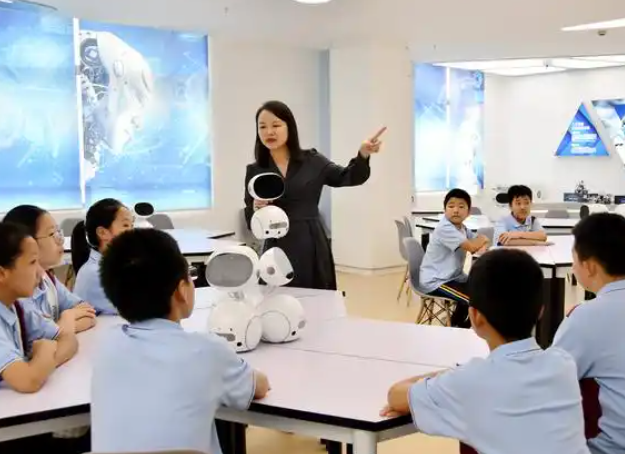 作为教育的辅助东西但绝不应该替代教师在教育中的中心位置 作为教育的辅助东西但绝不应该替代教师在教育中的中心位置