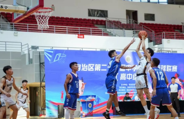 赛场跳动的身影学校操场上练习的孩子一起构成最生动的城市画卷 赛场跳动的身影学校操场上练习的孩子一起构成最生动的城市画卷