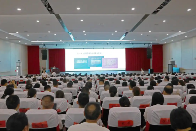 教师们则在专属课堂上快速把握从备课技巧到班级办理的实战秘籍 教师们则在专属课堂上快速把握从备课技巧到班级办理的实战秘籍