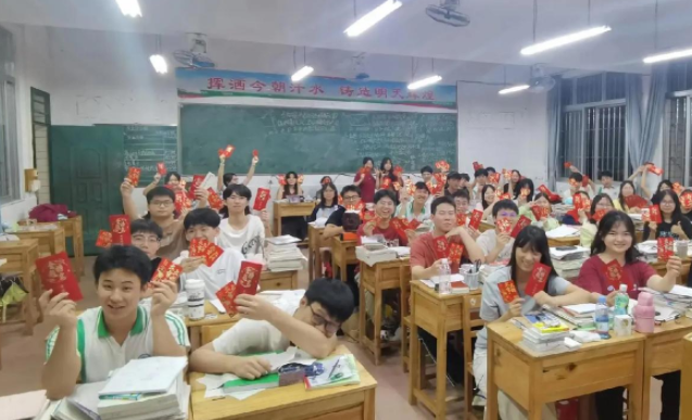 全部为了学生进一步触碰和感知到教师群体的价值追求和精力高度