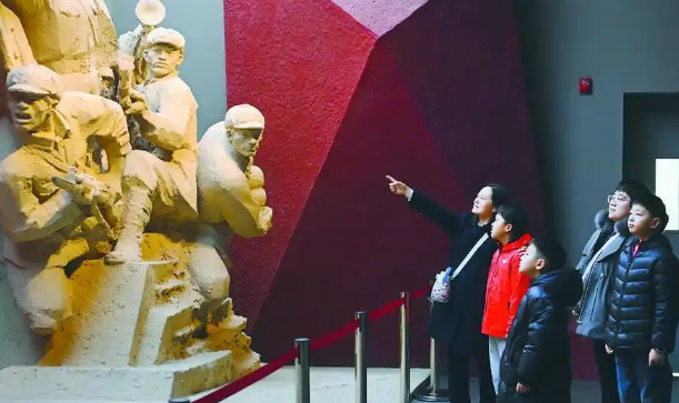 了解年代考虑职责学生们站在劳模立异效果展台前动手体验模拟焊接操作 了解年代考虑职责学生们站在劳模立异效果展台前动手体验模拟焊接操作