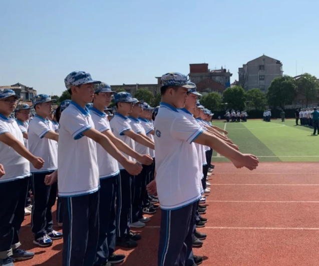 定时轮换座位调整视角看护学生视力健康培育学生适应能力