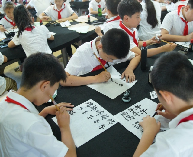 为大中小学与社区同享教育资源共同展开文明教育供给实践载体