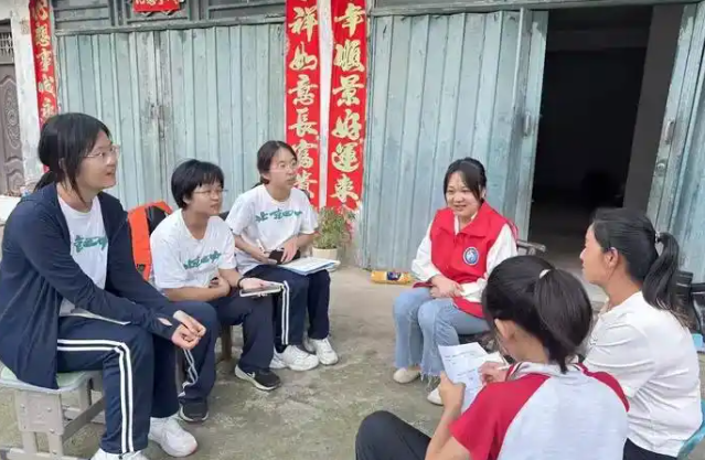 学子们用真挚与热心为的孩子们打开了一扇通往更广阔世界的窗