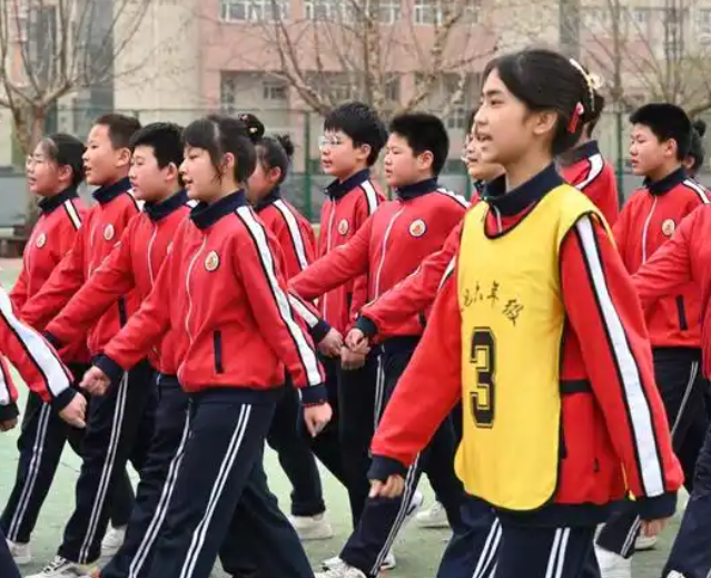 经过校园园区双场景育人培养新式学徒和现场工程师
