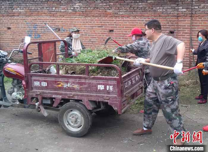 王家权带领社区工作人员整治环境。(受访者供图) 王家权:居民的“贴心人” 社区的“好当家”