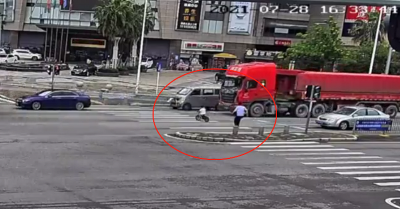 惠州大亚湾辅警车流中勇救横穿马路男童!被授予“一级嘉奖”